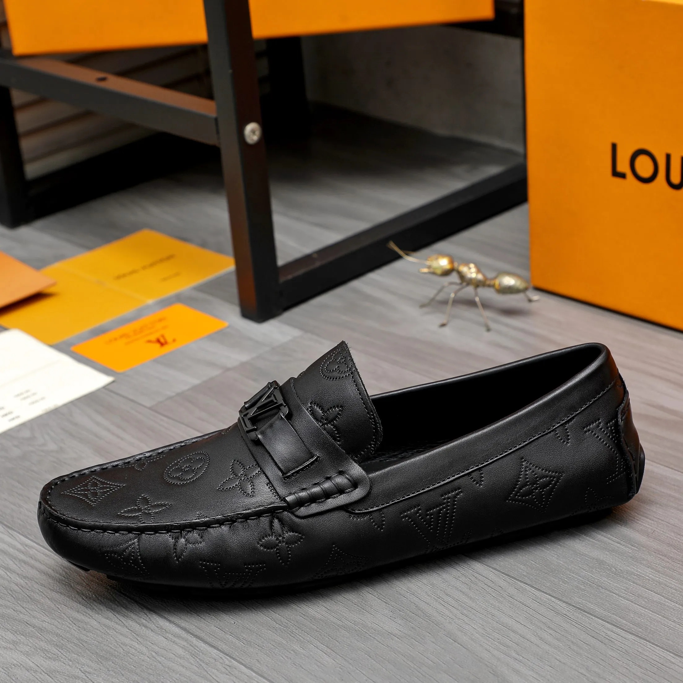 Men's shoes 💰400 Product trademark: LV "Louis Vuitton" casual slip-on shoes Regular size: 38-45 (45 is custom-made and non-returnable) Product materials: Selected cowhide embossed upper, pigskin lining, rubber outsole